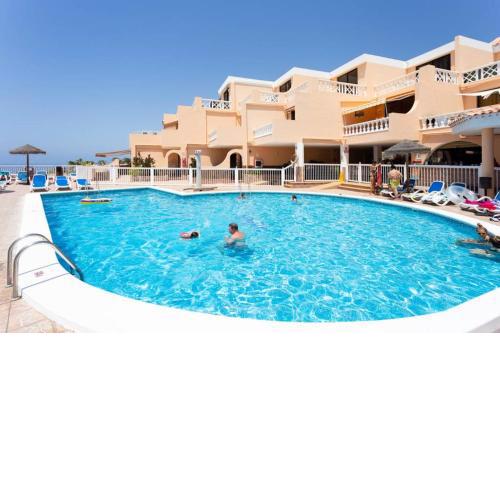 Stylish apartment with sea view, WiFi, heated pool, bar