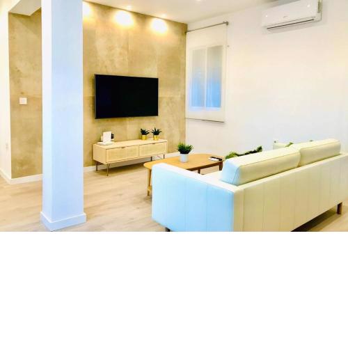 Stylish & bright apartment with balcony in main avenue