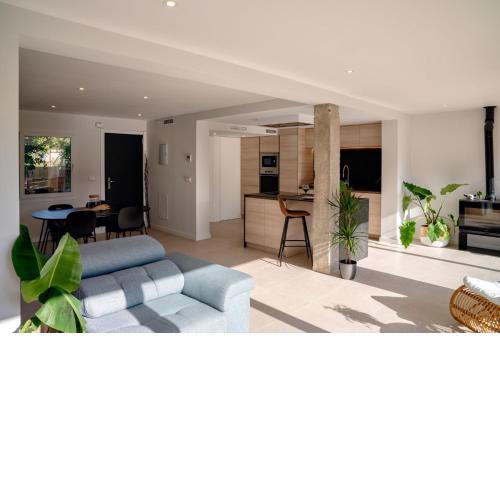 Stylish bungalow with AC and sea views
