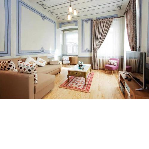 Stylish City Getaway-explore The Urban Delights