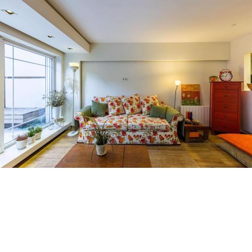 Stylish Flat with Backyard near Malls in Besiktas