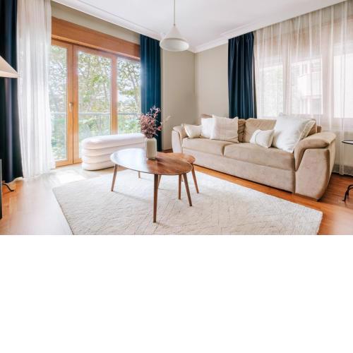 Stylish Retreat w Balcony 2 min to Bagdat Ave