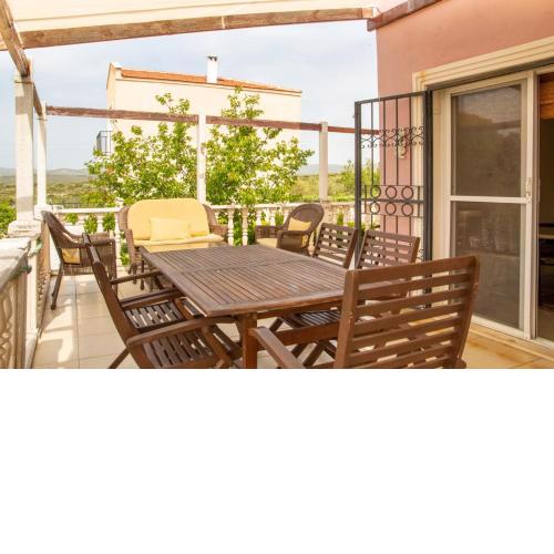 Summer House with Garden and Nature View in Cesme