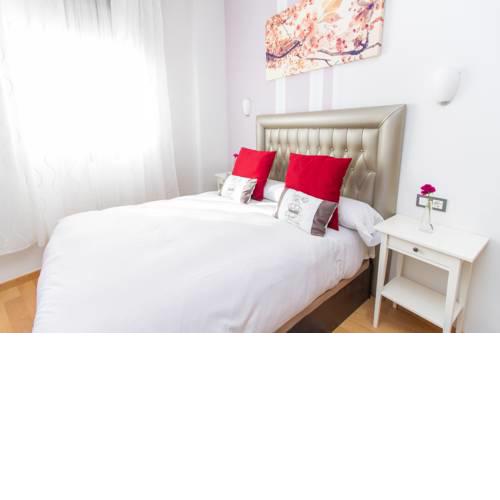 Sunny 1BR w Pool in Picasso Centre