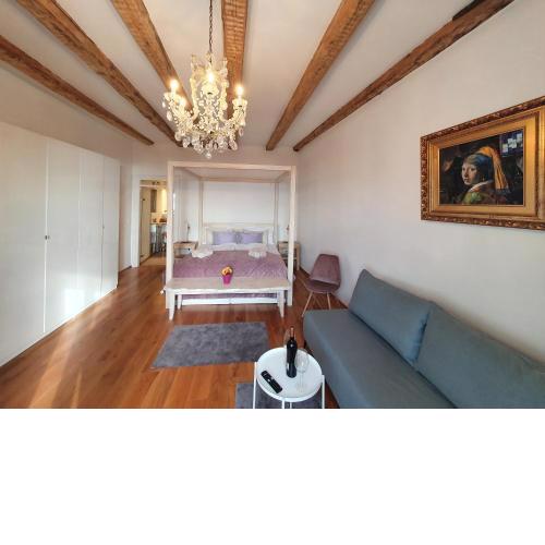 Sunny 2 bedroom centre apartment