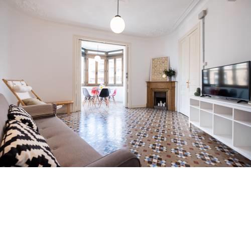 Sunny and Modernist apartment for groups in center