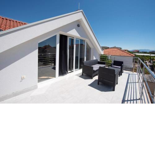 Sunny attic apartment with a stunning view & Modern city apartment with outdoor area