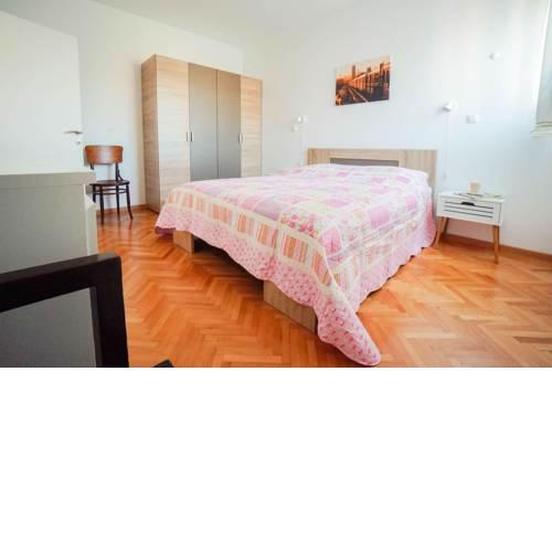 Sunny City Getaway close to all + View