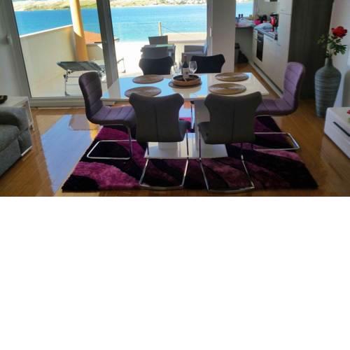 Sunny Deluxe Apartment