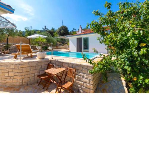 Sunny Holiday Villa with Pool Island Brač