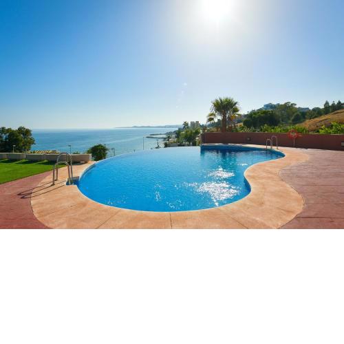 SUNNY HOUSE AT THE BEACH infinity pool shared