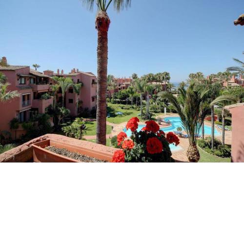 Sunny penthouse on the beach. Lovely views