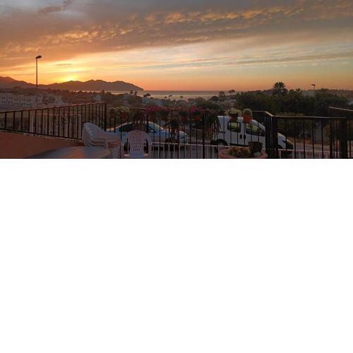 SunRise Den, walk to the beach, sea view and pool