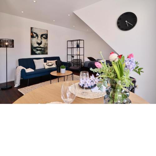 SUNSET APARTMENT: FREE PARKING + BALCONY + NETFLIX