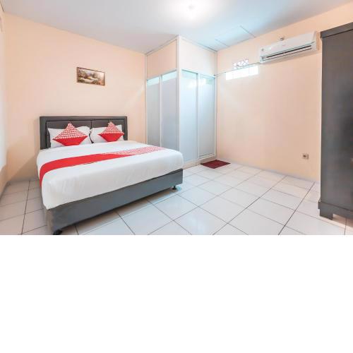 SUPER OYO 1868 J&b Room Pramuka