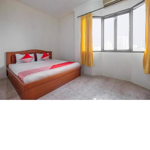 Super OYO 2704 Hotel Transit 2