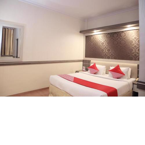 Super OYO 742 Mona Plaza Hotel