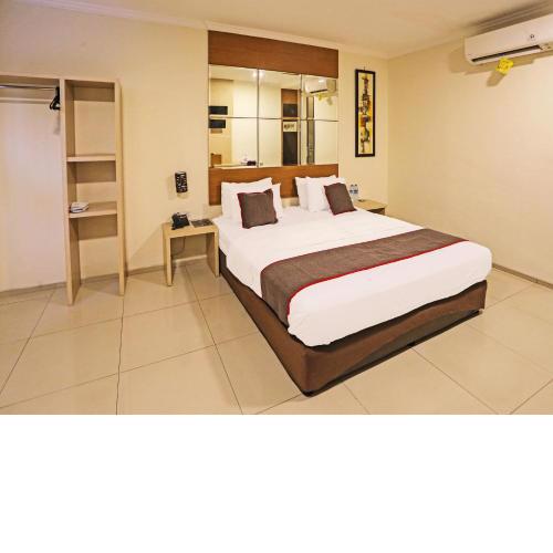 SUPER OYO Townhouse OAK Hotel Fiducia Serpong