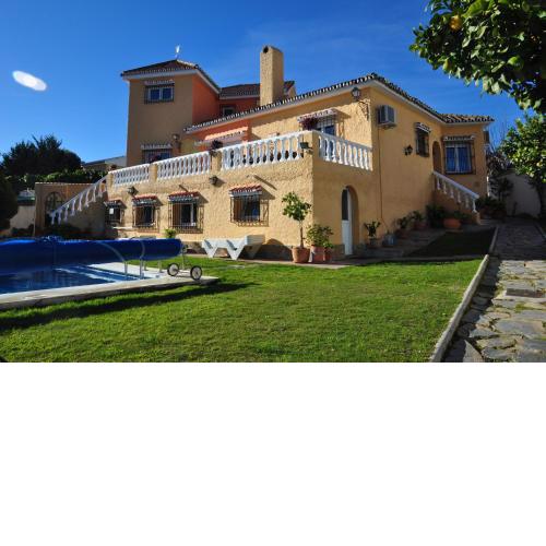 Superb large family villa w heated pool and games room