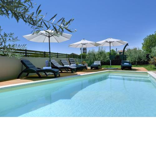 Superb modern villa with pool, large fenced yard, 3 km from the beach