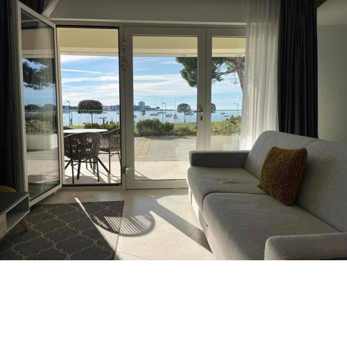 Superior Seaview Apt. with Pool
