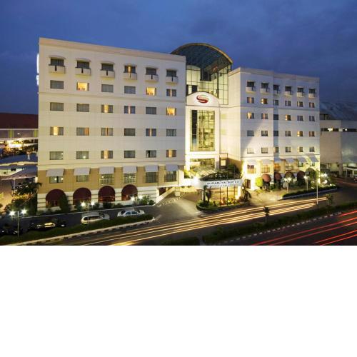 Surabaya Suites Hotel Powered by Archipelago