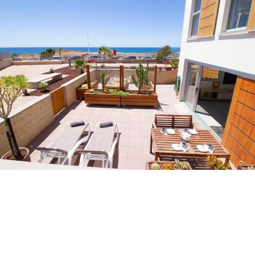 SURFERS PARADISE BEACHFRONT HOME - by MEDANO4YOU