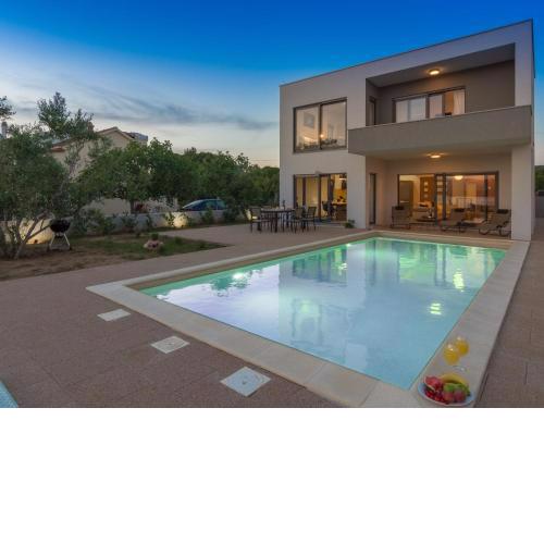 Swanky Villa in Turanj with Private Swimming Pool
