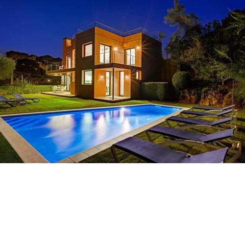Tamariu Villa Sleeps 8 with Pool Air Con and WiFi