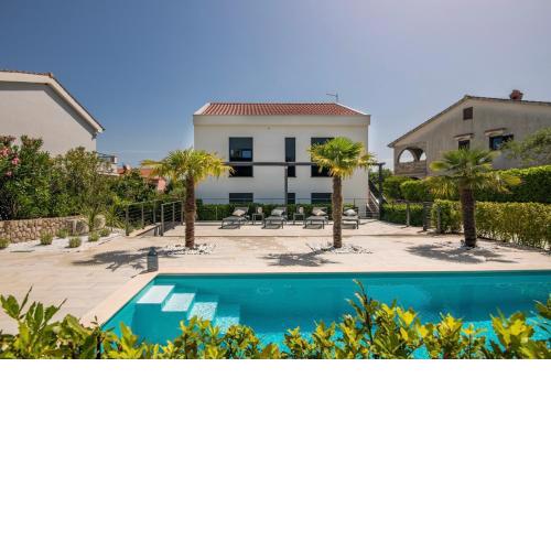 Tea Deluxe Apartment with private Pool