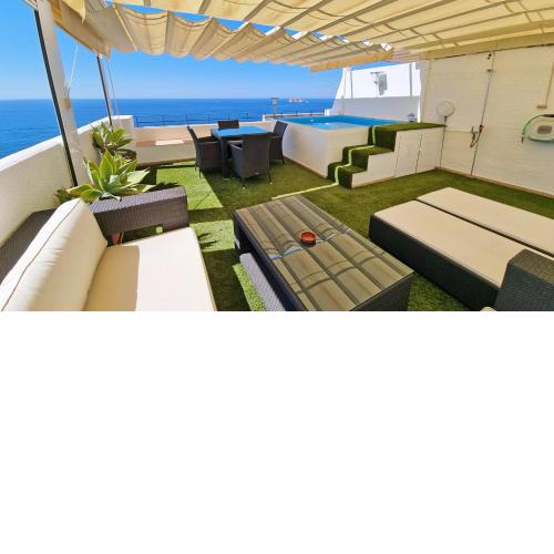 Terraza con piscina privada y vistas al mar
