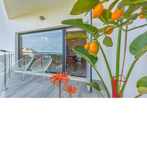 Terraza, Vistas y Piscina - SimplyTarifa