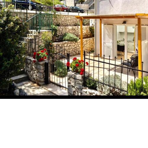 TESSA Apartment with terrace, free WI-FI/parking