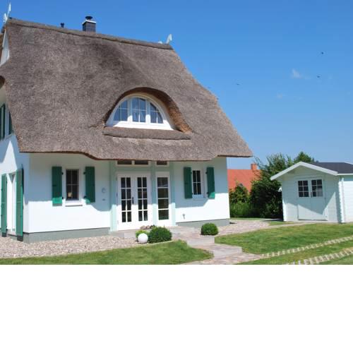 Thatched Holiday Home in Rerik with Terrace