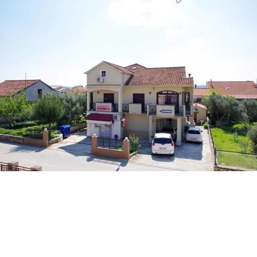 The house is located in a place near Zadar, with 4000 inhabitants