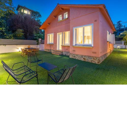 “The Pink House”, con jardin y a 20 minutos de Barcelona