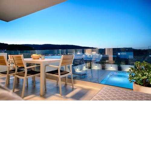 The Pool House Vis