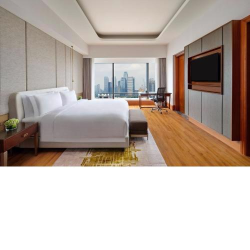 The Ritz-Carlton Jakarta, Mega Kuningan