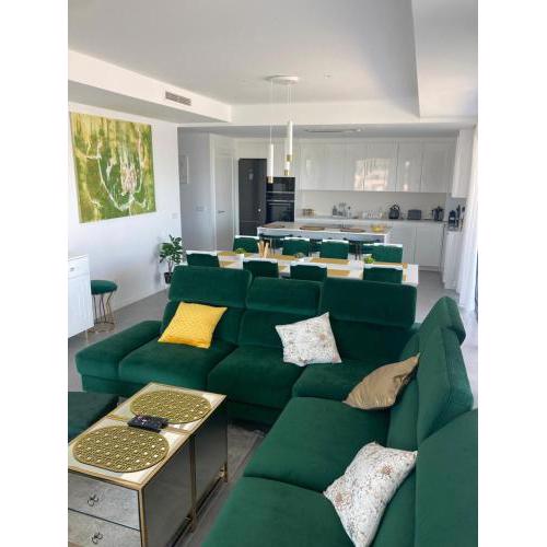 The View Luxury Vacation Apartment Green