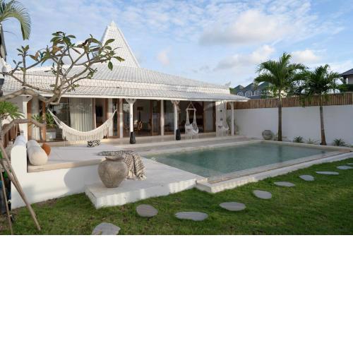 The White Joglo, feel the sea breeze from stylish 3BDR Villa W/Pool.