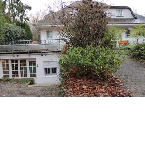 Thielenbrucher Allee am Landschaftsschutzgebiet 400m zur Strassenbahn