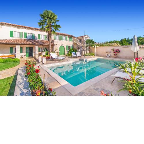 This impressive, spacious and beautifully decorated villa provides the perfect setting for an enjoyable holiday!