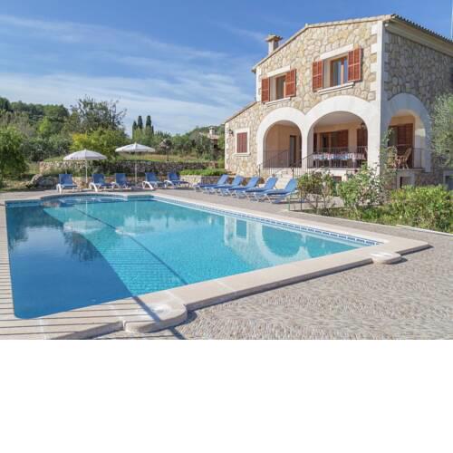 This large finca with swimming pool is located in nature and near a nice village