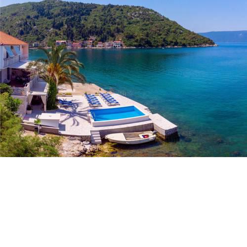 Three-Bedroom Apartment Blace with Sea View 06