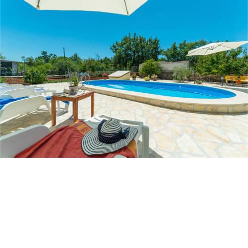 Three-Bedroom Apartment Dubrava with an Outdoor Swimming Pool 09