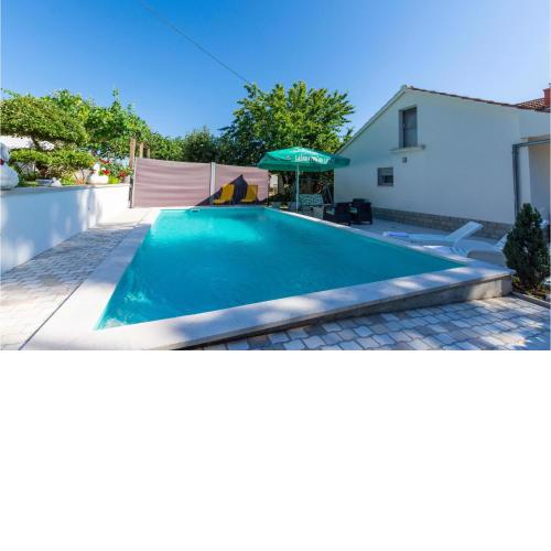 Three-Bedroom Apartment in Bajagic