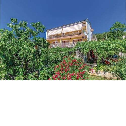 Three-Bedroom Apartment in Grizane