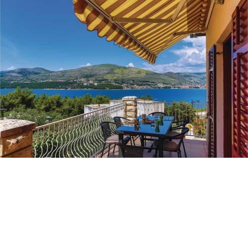 Three-Bedroom Apartment in Okrug Donji