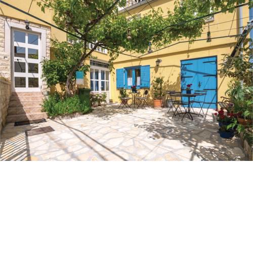 Three-Bedroom Apartment in Posedarje
