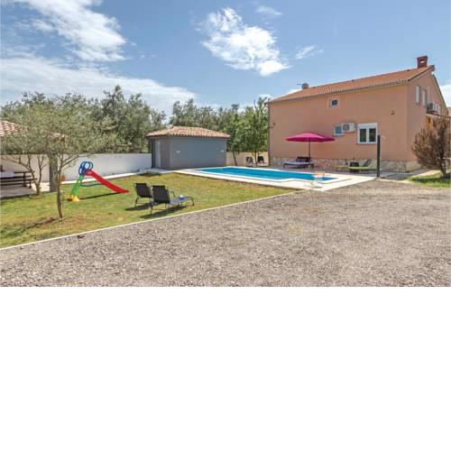 Three-Bedroom Apartment in Pula